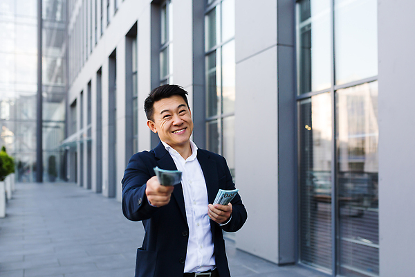포토 JPG 해외이미지 남자 돈 창문 한명 웃음 동양인 정장 상반신 성인 야외 반사 비즈니스맨 출장 주기 성인남자한명만 해외202309 해외포토 1 옷 비즈니스 모션 표정 사람 인종 직장인 재산 남자한명만 성인남자만 파일형식