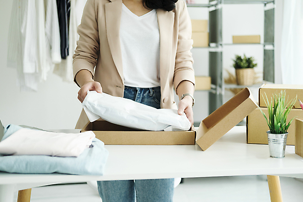 포토 JPG 해외이미지 옷 여자 화분 잎 실내 한명 서기 동양인 상반신 성인 택배 택배상자 넣기 박스포장 온라인쇼핑몰 성인여자한명만 해외202309 해외포토 식물 1 포장 모션 사람 인종 내부 상자 운송업 쇼핑몰 온라인 여자한명만 성인여자만 파일형식