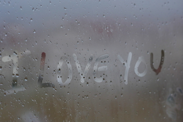 포토 JPG 해외이미지 백그라운드 창문 유리 발렌타인데이 사랑 사람없음 물 추위 안개 떨어짐 편지 뿌연 해외202309 해외포토 자연요소 감정 컨셉 데이이벤트 재질 날씨 파일형식