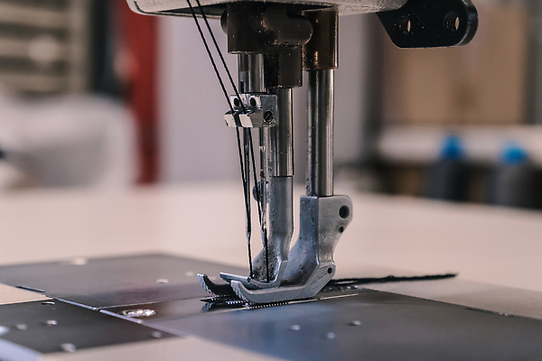 포토 JPG 해외이미지 직업 손 디자인 옷 산업 비즈니스 공장 노동자 직장 취미 사람없음 유행 기계 장비 공구 직물 면 업무 바늘 작업실 실 제조 바느질 천 땀 재단 재단사 방법 핸드메이드 해외202309 해외포토 회사 공업 신체부위 도구 작업 파일형식