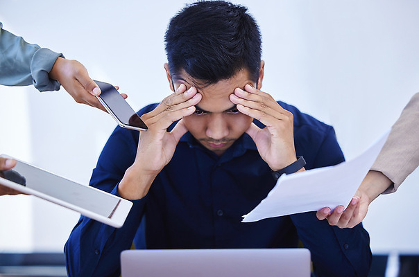 포토 JPG 해외이미지 서양인 손 남자 스트레스 피곤 한명 들기 상반신 성인 앞모습 신체부위 스마트폰 사무실 비즈니스맨 고민 주기 업무과다 성인남자한명만 해외202309 해외포토 외국인 1 감정 뷰포인트 컨셉 비즈니스 모션 사람 핸드폰 스마트기기 업무 직장인 남자한명만 성인남자만 파일형식