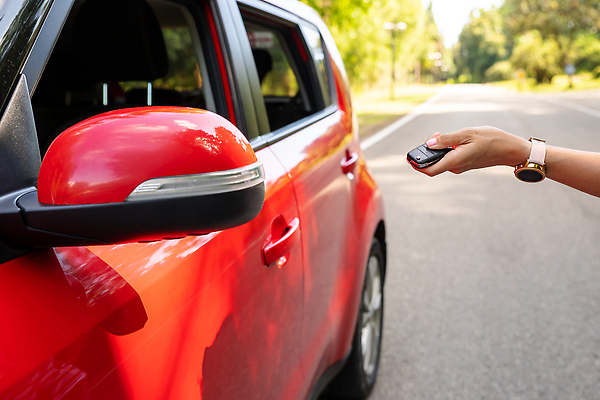 포토 JPG 해외이미지 손 여자 남자 여행 비즈니스 손가락 교통시설 자동차 열쇠 새로움 안전 사람 사람없음 빨간색 세일 문 검은색 장비 운전 잡기 오픈 운전사 구매 서비스 잠금 보안 공포 시스템 멀리 주인 보험 대여 고립 렌탈 자동 제어 해외202309 해외포토 직업 육상교통 컬러 교통 컨셉 모션 신체부위 쇼핑 시설 파일형식