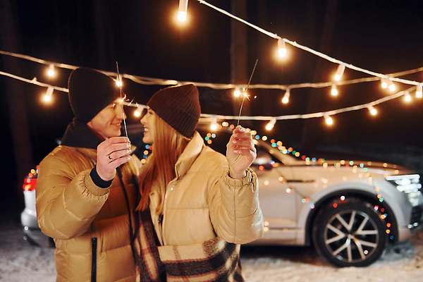 포토 JPG 해외이미지 커플 여자 남자 행복 여행 겨울 전구 자동차 폭죽 상반신 성인 야외 두명 옆모습 마주보기 야간 패딩 성인만 차박 해외포토 자연요소 계절 감정 육상교통 뷰포인트 관계 모션 사람 점퍼 캠핑 파일형식