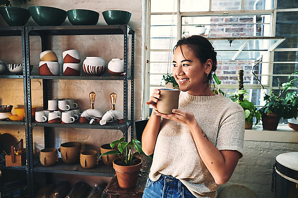 포토 JPG 해외이미지 그릇 응시 여자 행복 화분 화초 창문 선반 한명 들기 상반신 성인 옆모습 컵 도자기 작업실 도예가 성인여자한명만 해외202309 해외포토 식물 직업 1 식기 시선 감정 뷰포인트 가구 모션 사람 여자한명만 성인여자만 파일형식