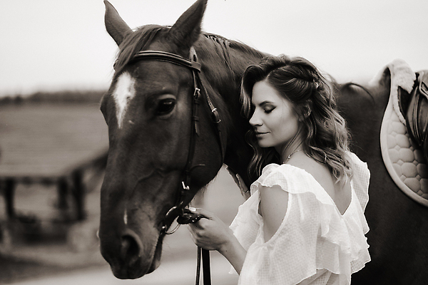 포토 JPG 해외이미지 드레스 여자 흑백 한명 상반신 성인 야외 옆모습 눈감음 잡기 말_동물 승마 성인여자한명만 해외202309 해외포토 1 옷 스포츠 뷰포인트 포유류 모션 촬영기법 사람 여자한명만 성인여자만 파일형식