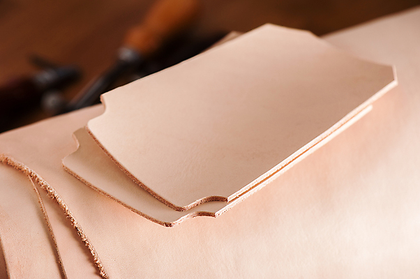 포토 JPG 해외이미지 조각 사람없음 작업 가죽 수공예 가죽공예 살구색 소가죽 해외202309 해외포토 컬러 공예 파일형식