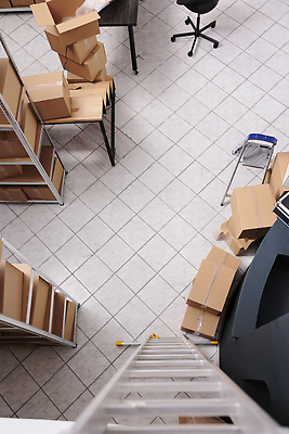 포토 JPG 해외이미지 의자 사다리 노동자 실내 사람없음 상자 하이앵글 작업 물류창고 해외202309 해외포토 직업 뷰포인트 가구 내부 도구 창고 파일형식