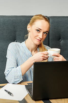 포토 JPG 해외이미지 백인 1 라이프스타일 여자 안경 얼굴 커피 인터넷 비즈니스 통신 탁자 휴식 한명 미소 사람 앉기 컵 노트북 컴퓨터 금발 독서 뷰티 우주 웹 재킷 카페 마시기 업무 작업 비즈니스우먼 무선전화기 스마트 프리랜서 네트워킹 해외202309 해외포토 서양인 직업 헤어스타일 식기 잡화 음료 가구 컨셉 모션 표정 생활 신체부위 전자제품 상점 외투 직장인 네트워크 전화기 파일형식