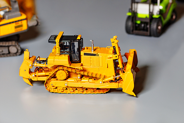 포토 JPG 해외이미지 모델 산업 농업 오렌지 비즈니스 교통시설 사람없음 건물 장난감 노란색 힘 기계 장비 업무 바퀴 큼 불도저 굴착기 삽 발굴 양동이 국자 먼지 트랙터 짐차 무거움 개발 땅파기 철강 카피스페이스 해외202309 해외포토 건축물 컬러 교통 과일 자동차 주방용품 공백 작업 중장비 무게 크기 농기계 시설 특수차량 파일형식