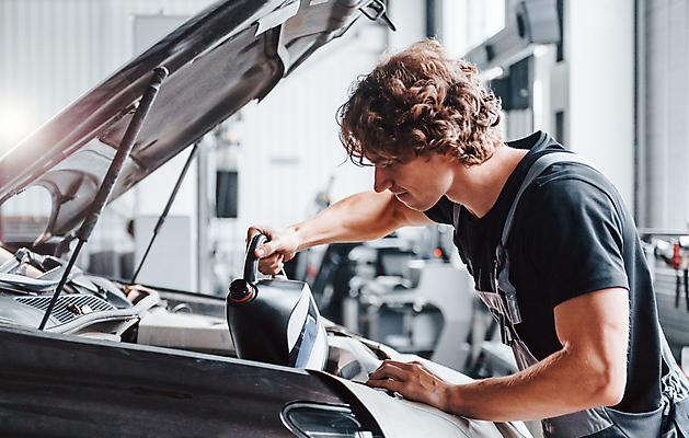 포토 JPG 해외이미지 남자 자동차 한명 상반신 성인 옆모습 기계 작업 오픈 기술자 수리 고장 열정 정비공 보닛 교체 자동차정비 정비소 성인남자한명만 해외202309 해외포토 직업 1 감정 육상교통 뷰포인트 사람 남자한명만 성인남자만 파일형식