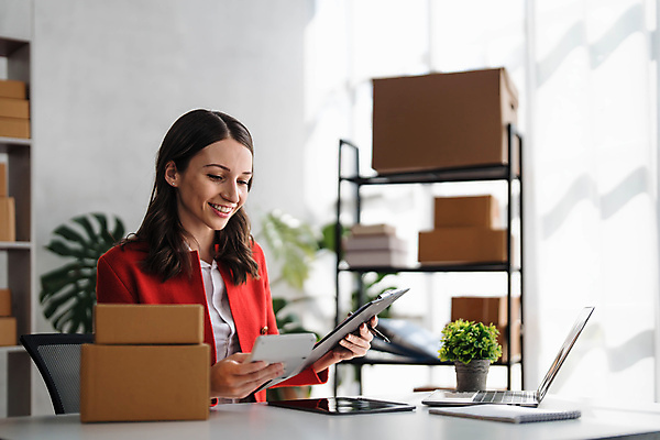 포토 JPG 해외이미지 여자 비즈니스 사업가 성공 주택 한명 사람 동양인 금융 노트북 쇼핑 컴퓨터 상자 사무실 세일 상점 계산기 업무 비즈니스우먼 계산 상품 상인 사이버 고객 서비스 온라인쇼핑 패키지 질서 소매 온라인 주인 물류 짐싸기 판지 마케팅 매각 프리랜서 중소기업 해외202309 해외포토 직업 1 컨셉 회사 문구용품 인종 건물 경제 전자제품 장비 예절 작업 직장인 파일형식