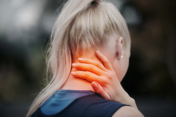 포토 JPG 해외이미지 여자 근육 한명 상반신 성인 뒷모습 운동복 고통 잡기 상처 목 근육통 목통증 성인여자한명만 강조 해외202309 해외포토 1 옷 감정 뷰포인트 모션 사람 신체부위 여자한명만 성인여자만 파일형식