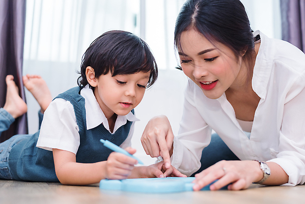 포토 JPG 해외이미지 백인 라이프스타일 교육 행복 아들 어린이 컬러 학교 가족 놀이 엄마 주택 아이디어 함께함 실내 사랑 미술 사람 동양인 소년 성인 두명 스터디 장난감 뷰티 연필 펜 교사 칠판 유치원 아기 기록 가르침 그림 해외202309 해외포토 서양인 직업 남자 감정 컨셉 관계 문화예술 학용품 인종 내부 건물 생활 학습 필기구 파일형식