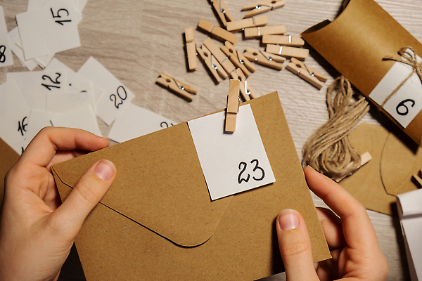 포토 JPG 해외이미지 손 집게 선물 들기 신체부위 장식 숫자 포장지 편지지 준비 노끈 DIY 꾸미기 베이지색 핸드메이드 나무배경 해외포토 문자 줄 컬러 백그라운드 포장 모션 사람 취미 편지 파일형식