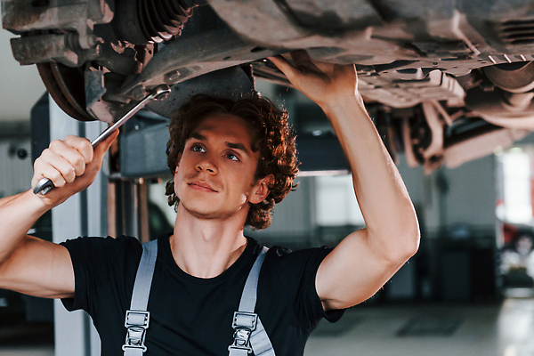 포토 JPG 해외이미지 남자 자동차 한명 들기 상반신 성인 앞모습 기계 스패너 작업 기술자 수리 고장 열정 정비공 교체 자동차정비 정비소 성인남자한명만 해외202309 해외포토 직업 1 감정 육상교통 뷰포인트 모션 사람 공구 남자한명만 성인남자만 파일형식