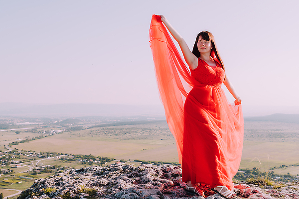 포토 JPG 해외이미지 모델 라이프스타일 드레스 여자 바다 여행 백그라운드 자연 하늘 바람 휴가 산 파노라마 한명 사람 야외 빨간색 물 파란색 뷰티 유행 여행객 맑음 자유 만 정상 해외202309 해외포토 자연요소 1 옷 컬러 컨셉 날씨 촬영기법 생활 생태계 파일형식