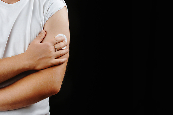 포토 JPG 해외이미지 손 남자 과학 백그라운드 근육 유리병 건강 병원 가면 마스크 한명 사람 치료 약 환자 간호사 바이러스 닫기 보호 질병 예방 바코드 감염 주사약 팔 돌봄 면역력 백신 복용 예방접종 예방주사 인플루엔자 전염병 카피스페이스 코로나바이러스 해외202309 해외포토 1 컨셉 의학 모션 병_용기 주사기 신체부위 공백 의료진 접종 파일형식