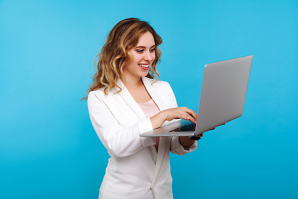 포토 JPG 해외이미지 백인 학생 여자 교육 행복 인터넷 비즈니스 청소년 성공 실내 한명 웃음 사람 노트북 쇼핑 컴퓨터 뷰티 공책 웹 재킷 타이핑 작업 비즈니스우먼 네트워크 서핑 이메일 어플리케이션 무선전화기 흥분 파란배경 전자 긍정 고립 소셜 프리랜서 해외202309 해외포토 서양인 직업 1 감정 백그라운드 컨셉 문구용품 표정 내부 파란색 전자제품 외투 수상스포츠 직장인 전화기 파일형식