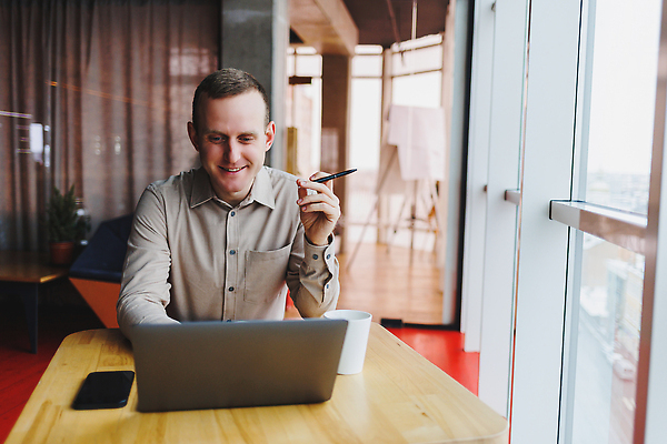 포토 JPG 해외이미지 학생 교육 남자 안경 음악 생각 인터넷 비즈니스 모바일 실내 한명 사람 20대 옆모습 노트북 쇼핑 컴퓨터 사무실 비즈니스맨 이메일 어플리케이션 무선전화기 온라인 블로거 소프트웨어 채팅 프리랜서 힙스터 밀레니얼 해외202309 해외포토 직업 1 잡화 패션 뷰포인트 문화예술 청년 내부 경제 전자제품 직장인 전화기 파일형식