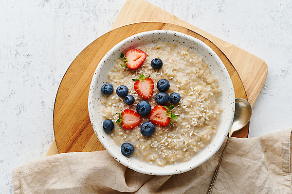 포토 JPG 해외이미지 음식 딸기 사람없음 하이앵글 아침식사 블루베리 오트밀 해외202309 해외포토 뷰포인트 과일 식사 파일형식 귀리