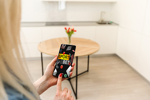 포토 JPG 해외이미지 손 여자 백그라운드 한명 들기 상반신 성인 뒷모습 스마트폰 도박 어플리케이션 성인여자한명만 해외202309 해외포토 1 뷰포인트 모션 사람 신체부위 핸드폰 스마트기기 여자한명만 성인여자만 파일형식