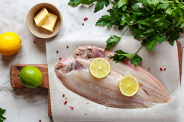 포토 JPG 해외이미지 전통 커플 종이 음식 바다 2 재료 부분 파슬리 어류 요리 사람없음 초록색 노란색 주방 요리사 저녁식사 다발 지중해 레몬 해산물 준비 밀가루 대리석 머리위 레시피 후추 버터 프랑스어 점심식사 전문 스타일 플랫레이 유일 해외202309 해외포토 직업 문자 컬러 채소 과일 관계 식사 수중동물 플랫 가루 향신료 파일형식