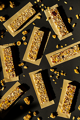 포토 JPG 해외이미지 사람없음 하이앵글 갈색 견과류 부스러기 에너지바 그래놀라 글루텐프리 해외202309 해외포토 음식 뷰포인트 컬러 파일형식