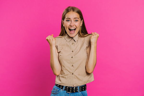 포토 JPG 해외이미지 라이프스타일 여자 행복 응원 성공 기념 실내 한명 가로 금발 유행 희망 놀람 꿈 축하 표현 우승 생일 행운 뉴스 재산 시원함 만족 긍정 재택근무 구걸 고립 골 복권 승자 챔피언 프리랜서 필승 카피스페이스 해외202309 해외포토 직업 1 헤어스타일 기념일 감정 컨셉 비즈니스 표정 사람 내부 생활 금융 공백 최고 파일형식