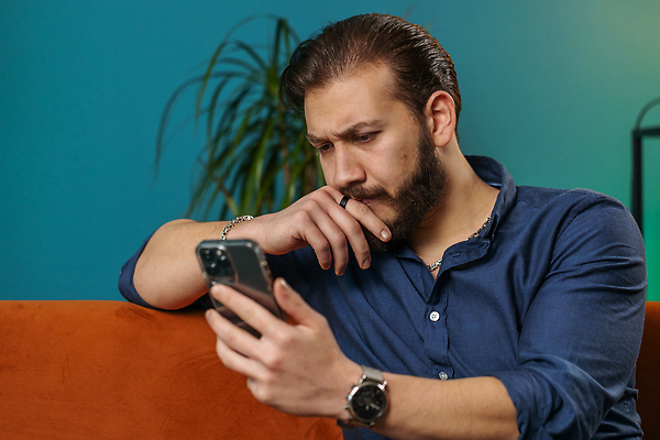 포토 JPG 해외이미지 주간 학생 라이프스타일 남자 거실 중동 수염 아파트 주택 실내 한명 스마트폰 핸드폰 소파 희망 꿈 행운 뉴스 재산 울음 이슬람교 걱정 문제 불만 나쁜 마감 복권 분실 트러블 해외202309 해외포토 자연요소 1 감정 나라 종교 컨셉 의자 표정 사람 내부 건물 생활 금융 전자제품 스마트기기 파일형식