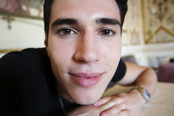 포토 JPG 해외이미지 백인 1 응시 남자 행복 얼굴 한명 미소 사람 성인 머리 흰색 큼 각도 슛 어안 해외202309 해외포토 서양인 시선 감정 컬러 표정 신체부위 크기 파일형식