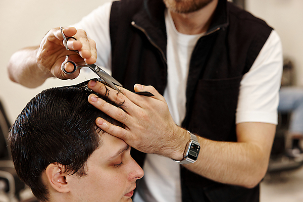 포토 JPG 해외이미지 헤어스타일 응시 남자 시계 앉기 상반신 성인 두명 옆모습 눈감음 장비 젖음 미용사 이발 자르기 이발소 미용가위 성인남자만 해외202309 해외포토 직업 시선 뷰포인트 모션 가위_도구 사람 미용용품 뷰티샵 남자만 성인만 파일형식