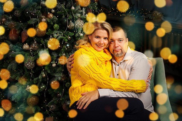 포토 JPG 해외이미지 나무 백인 라이프스타일 커플 여자 남자 행복 크리스마스 2 겨울 관계 포옹 휴가 새로움 주택 기념 갈색머리 실내 선물 내부 두명 장식 빨간색 뷰티 방 낭만 흰색 축하 스웨터 크리스마스이브 해외202309 해외포토 서양인 식물 헤어스타일 계절 기념일 감정 컬러 컨셉 상의 안기 사람 건물 생활 파일형식