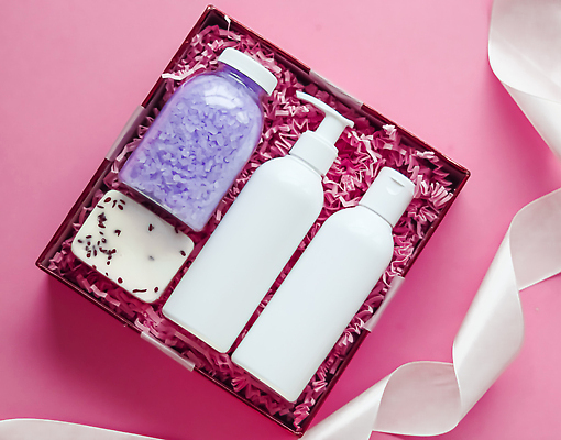 포토 JPG 해외이미지 리본 사람없음 상자 하이앵글 화장품 오브젝트 피부관리 담기 비누 공병 바디케어 화장품가방 입욕소금 해외202309 해외포토 뷰포인트 가방 모션 위생용품 뷰티 미용용품 소금 병_담는 파일형식