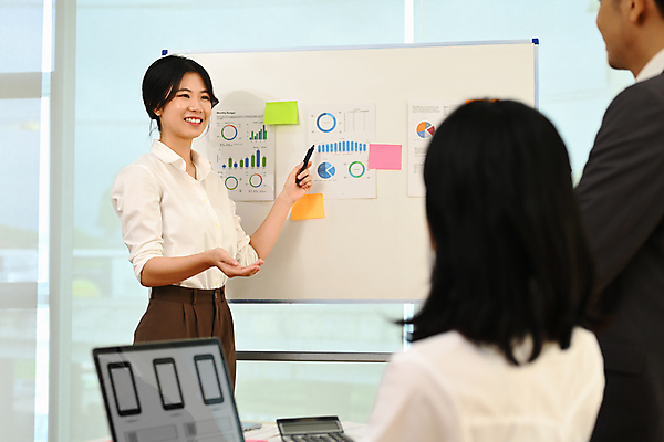 포토 JPG 해외이미지 여자 남자 비즈니스 회의 함께함 설명 앉기 상반신 성인 옆모습 세명 노트북 펜 가리킴 비즈니스맨 비즈니스우먼 그룹 책상 직원 보고서 화이트보드 성인만 해외202309 해외포토 뷰포인트 가구 컨셉 모션 사람 손짓 전자제품 필기구 직장인 파일형식