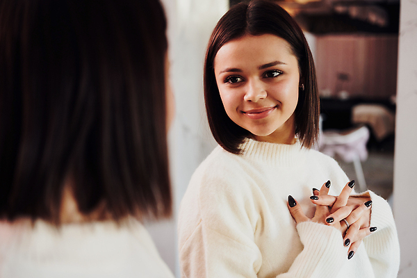 포토 JPG 해외이미지 백인 여자 갈색머리 한명 사람 뷰티 상점 고객 해외202309 해외포토 서양인 1 헤어스타일 파일형식