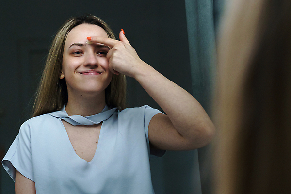 포토 JPG 해외이미지 백인 라이프스타일 여자 행복 얼굴 백그라운드 아침 주택 실내 건강 관리 한명 서기 사람 성인 일상 뷰티 화장품 욕실 흰색 어플리케이션 상품 소중 피부 크림 피부관리 내추럴 돌봄 보습 수분크림 위생관리 해외202309 해외포토 주간 서양인 1 감정 컬러 컨셉 모션 내부 건물 라이프 생활 신체부위 파일형식