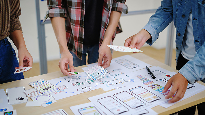 포토 JPG 해외이미지 손 디자인 여자 남자 종이 비즈니스 설계 들기 상반신 성인 세명 펜 계획 디자이너 책상 UI 성인만 해외202309 해외포토 직업 가구 컨셉 모션 사람 신체부위 필기구 파일형식