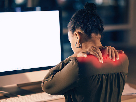 포토 JPG 해외이미지 여자 흑인 스트레스 한명 상반신 성인 뒷모습 사무실 모니터 업무 비즈니스우먼 어깨통증 성인여자한명만 해외202309 해외포토 서양인 1 뷰포인트 비즈니스 사람 컴퓨터 작업 직장인 질병 여자한명만 성인여자만 파일형식