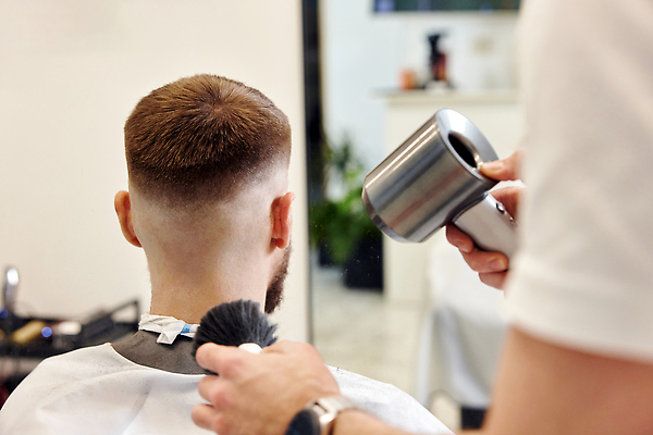 포토 JPG 해외이미지 헤어스타일 응시 남자 앉기 상반신 성인 두명 뒷모습 거울 장비 솔 드라이어 미용사 이발 이발소 성인남자만 해외202309 해외포토 직업 시선 뷰포인트 모션 사람 미용용품 뷰티샵 남자만 성인만 파일형식