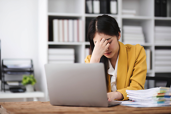 포토 JPG 해외이미지 여자 회사 스트레스 한명 동양인 상반신 성인 앞모습 노트북 사무실 업무 비즈니스우먼 성인여자한명만 해외202309 해외포토 1 뷰포인트 비즈니스 사람 인종 전자제품 작업 직장인 여자한명만 성인여자만 파일형식