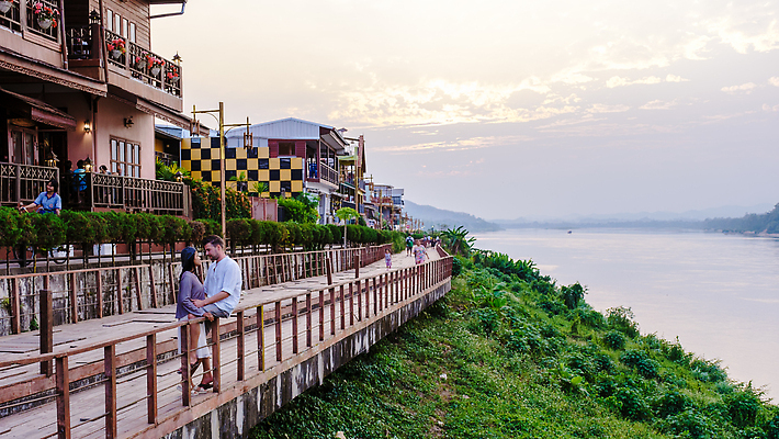 포토 JPG 해외이미지 전통 라이프스타일 커플 여자 남자 아시아 문화 도로 여행 건축양식 태국 휴가 휴식 거리 주택 사람 야외 두명 목재 강 뷰티 여행객 마을 수확 도시 시장 저녁 지역 커뮤니티 타운 구시가지 메콩강 옛날 인기 해외202309 해외포토 나무 건축 나라 길 컨셉 농업 재료 관계 교통시설 건물 생활 밤 야간 파일형식