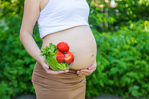 포토 JPG 해외이미지 그릇 여자 행복 잎 토마토 건강 관리 한명 들기 성인 임산부 임신 성인여자한명만 해외202309 해외포토 식물 1 식기 감정 채소 모션 사람 여자한명만 성인여자만 파일형식
