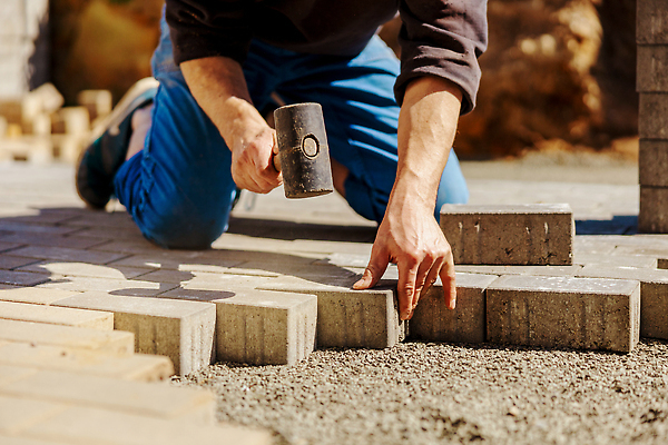 포토 JPG 해외이미지 직업 손 외관 공원 산업 도로 길 모래 패턴 포장 표면 벽돌 노동자 거리 바닥 사람 사람없음 야외 건물 쌓기 정원 블록 장비 차도 바위 업무 보행로 망치 오솔길 천 타일 판 주인 건축업자 설치 안뜰 조작 콘크리트 해외202309 해외포토 건축물 공공시설 건축 무늬 교통시설 모션 신체부위 돌_바위 공구 직물 작업 파일형식