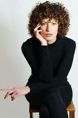 포토 JPG 해외이미지 모델 외관 응시 시선 옷 여자 벽 생각 의자 회색배경 휴식 실내 한명 앉기 햇빛 유행 평화 방 직물 자신감 우아함 집중 개성 고립 배려 심각 혼자 스타일 카피스페이스 밀레니얼 해외202309 해외포토 1 감정 가구 백그라운드 컨셉 모션 사람 내부 경제 태양 공백 회색 파일형식