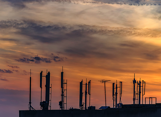 포토 JPG 해외이미지 실루엣 산업 백그라운드 인터넷 통신 하늘 지붕 모바일 무선통신 세포 안테나 그림자 사람없음 건물 스마트폰 글로벌 햇빛 일출 금속 황혼 일몰 장비 에너지 네트워크 엔지니어 역 정상 연결 접속 무선전화기 전화기 수화기 라디오 신호 방송 시스템 돛대 레이더 송신기 많음 셀룰러 해외202309 해외포토 건축물 컨셉 교통시설 재질 촬영기법 전자제품 핸드폰 스마트기기 태양 노을 기술자 파일형식