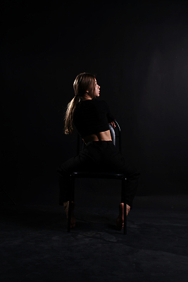 포토 JPG 해외이미지 백인 웰빙 드레스 여자 백그라운드 신체 의자 맨발 스트레스 건강 한명 사람 앉기 성인 운동 뷰티 머리 유행 검은색 에너지 바 무서움 엉덩이 날씬함 피부 척추 노력 문제 히스패닉 부담 우울증 직진 스타일 해외202309 해외포토 서양인 1 옷 감정 컬러 가구 모션 발 뼈 신체부위 질병 몸매 파일형식