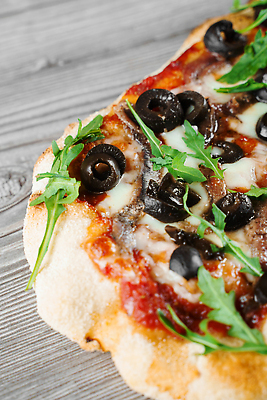 포토 JPG 해외이미지 전통 유럽 음식 조각 백그라운드 잎 토마토 채소 탁자 치즈 피자 요리 사람없음 목재 식사 이탈리아 껍질 신선 맛 배달원 정상 로마 굽기 지중해 속도 햄 반죽 바질 점심식사 로마인 모짜렐라치즈 초리조 핸드메이드 맛있는 해외202309 해외포토 나무 식물 직업 나라 바다 가구 컨셉 재료 유제품 패스트푸드 서양음식 육류 인종 구이 파일형식