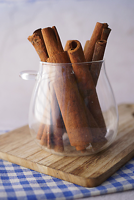 포토 JPG 해외이미지 손가락 나선형 사람없음 쌓기 양념 조미료 막대기 맛 가루 두루마리 허브 상쾌 향기 아로마테라피 항공촬영 줄서기 카피스페이스 해외202309 해외포토 식물 손 감정 뷰포인트 컨셉 무늬 모션 공백 냄새 테라피 향미료 파일형식