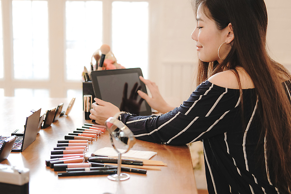 포토 JPG 해외이미지 라이프스타일 여자 주택 실내 한명 성인 내부 화장품 붓 만들기 신청 해외202309 해외포토 1 모션 사람 건물 생활 뷰티 파일형식