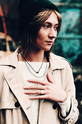 포토 JPG 해외이미지 백인 모델 라이프스타일 손 여자 행복 감정 얼굴 친절 한명 사람 성인 야외 금발 뷰티 유행 검은색 화장품 립스틱 신선 반지 체험 속눈썹 피부 입술 내추럴 돌봄 완벽 팬던트 스타일 힙스터 해외202309 해외포토 서양인 1 헤어스타일 패션 컬러 컨셉 장신구 모션 생활 신체부위 눈썹 파일형식